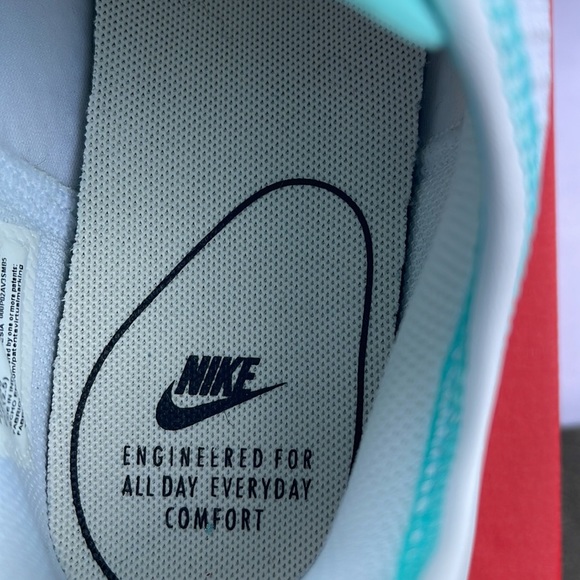 Nike tennis shoes - Picture 3 of 6